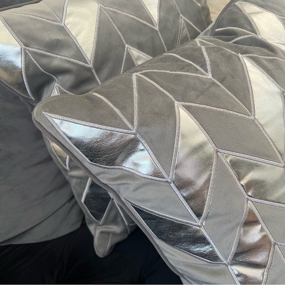 Home Decor Set Square Accent Pillows Gray Silver Velvet Cushions 18x18 - Picture 8 of 9